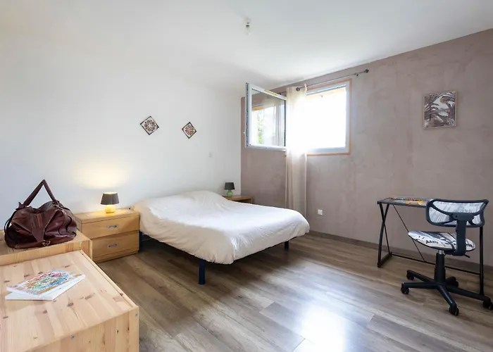 Two-villa Estate With Pool & Valley Views 别墅